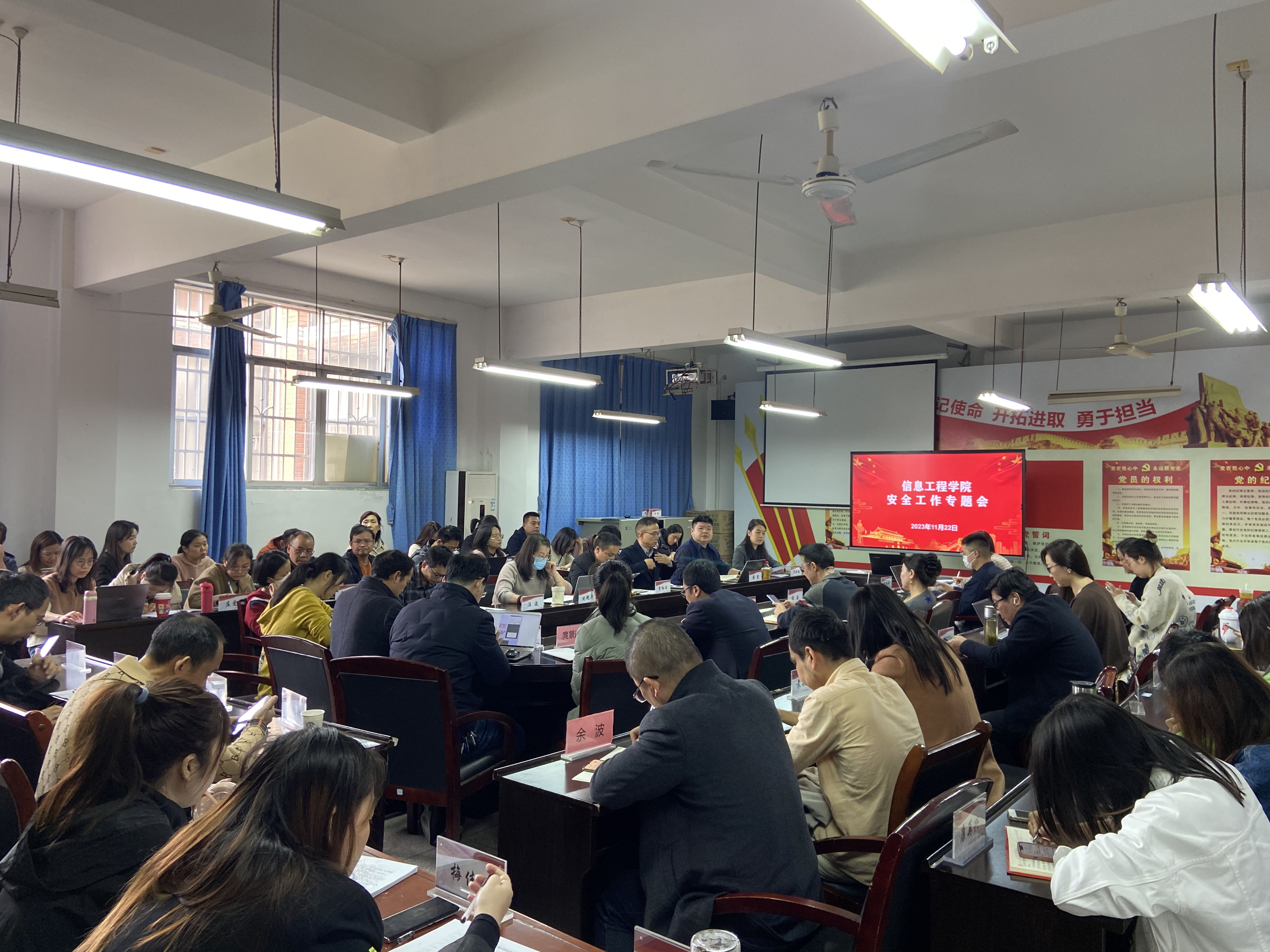 <strong>澳门十大正规网赌平台党总支开展《我本是高山》观影主题党日活动</strong>